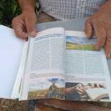 Da vent�anni Catalano � diventato un volto noto alla comunit� di Ruvo: ci mostra infatti una fotografia che lo ritrae nel calendario del Parco dell�Alta Murgia del 2022